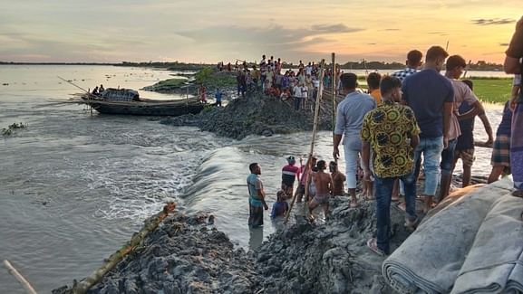 খুলনার দাকোপ উপজেলায় পানি উন্নয়ন বোর্ডের বাঁধ ভেঙে লোকালয়ে পানি ঢুকছে। এতে শত শত বিঘা আমনের ফসল তলিয়ে গেছে। গতকাল উপজেলার পানখালী ইউনিয়নের খোনা গ্রামে ঢাকী নদীর বাঁধে